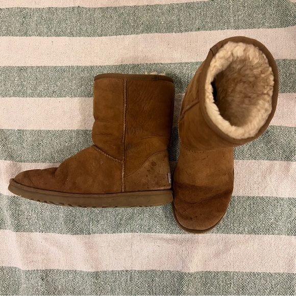 Size 8 Ugg Boots - Picture 2 of 8